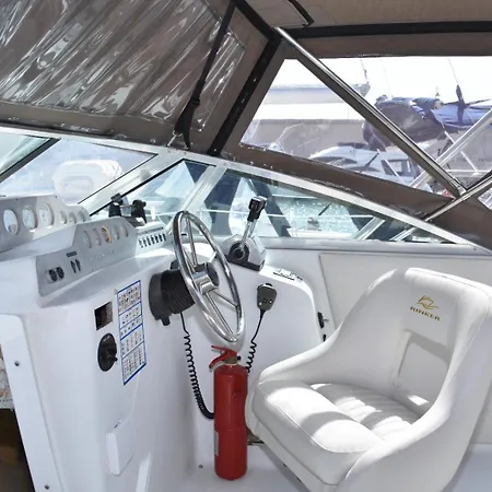 Πλωτό κατάλυμα Luxury Boat Karamba