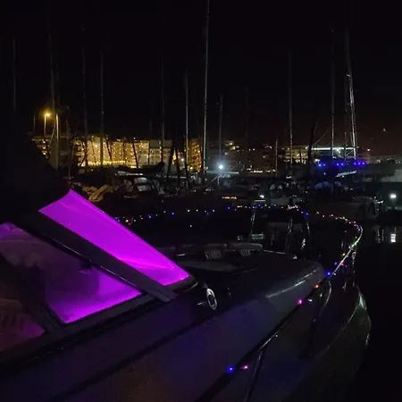 Πλωτό κατάλυμα Luxury Boat Karamba Σαν Μιγκέλ ντε Αμπόνα