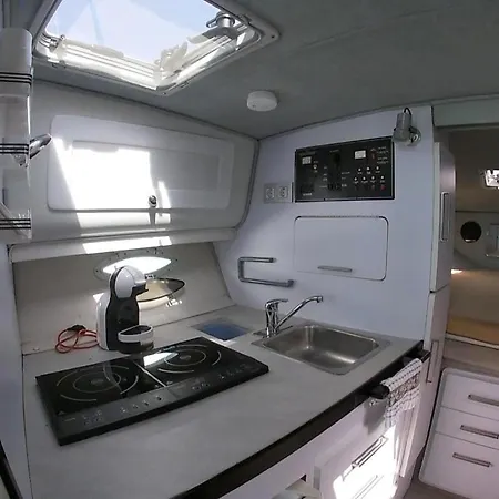 بوتيل Luxury Boat Karamba