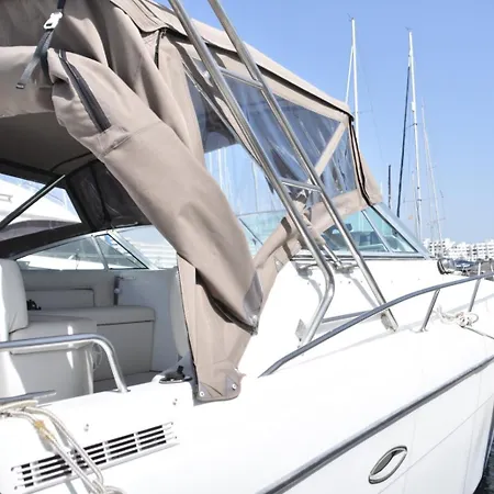 Luxury Boat Karamba بوتيل *